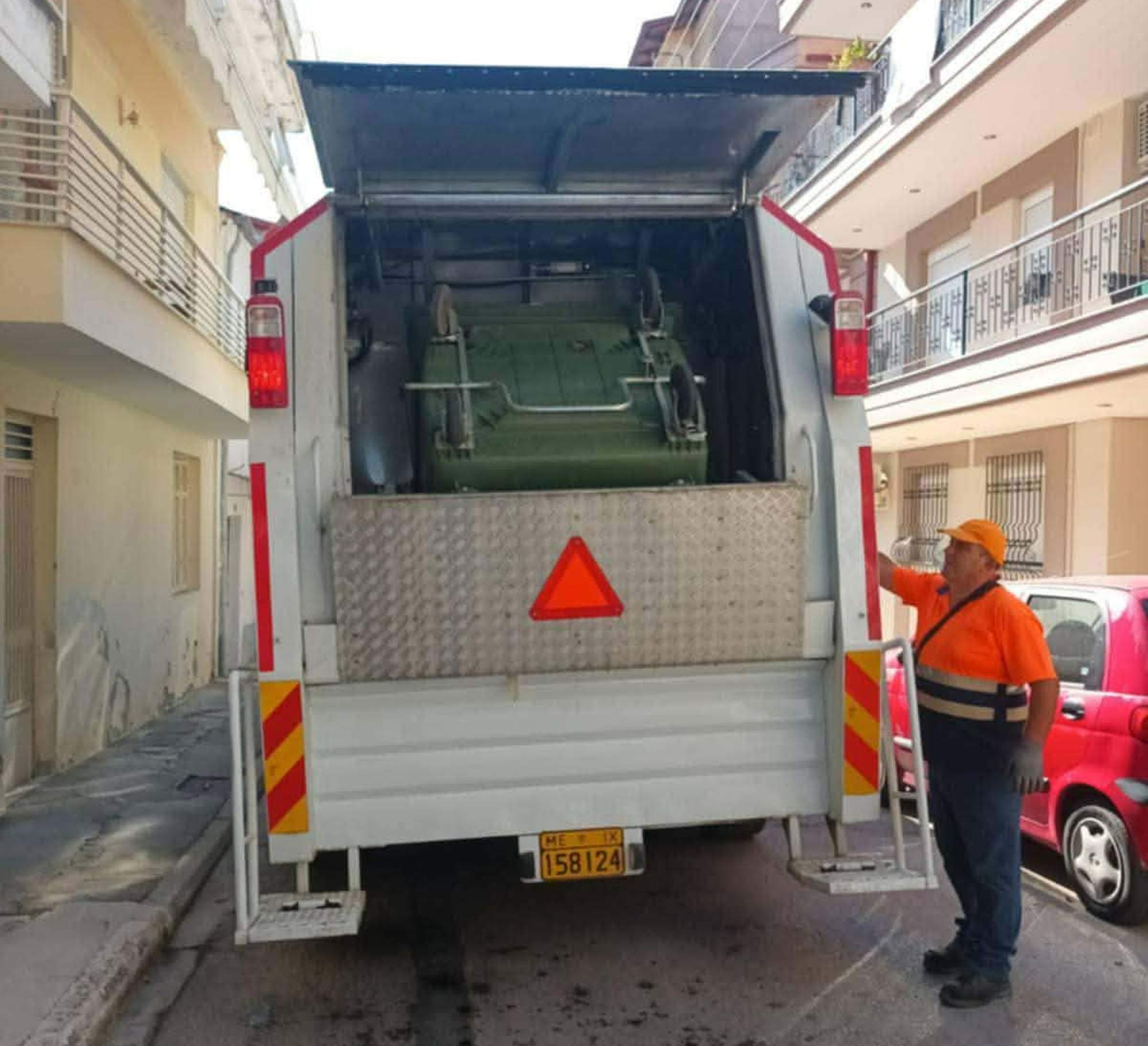 Συνεχίζονται καθημερινά οι εργασίες πλύσης και απολύμανσης των κάδων απορριμμάτων στον Δήμο Νάουσας